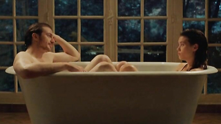 Astrid Berges Frisbey nue, scène de sexe de Juliette (2013)