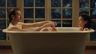 Astrid Berges Frisbey nue, scène de sexe de Juliette (2013)