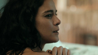 Alice Braga çıplak, Güney Kraliçesi s01e01 (2016) filminden seks sahnesi