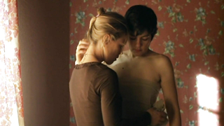 Anneke Kim Sarnau et Jasmin Tabatabai nues, scène de sexe de Fremde Haut (2005)