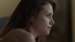 Hannah Ware nua, cena de sexo de Boss s01e03 (2012)