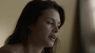 Hannah Ware nue, scène de sexe de Boss s01e03 (2012)