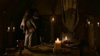 Oona Chaplin nua, cena de sexo de Game of Thrones s02e08 (2012)