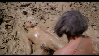 Lucia Costantini desnuda, escena de sexo de Cannibal Holocaust (1980)