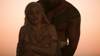 Emilia Clarke nuda, scena di sesso da Game of Thrones s01 (2011)