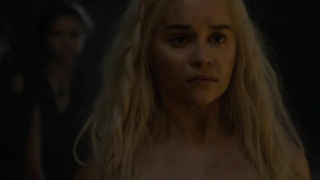 Game of Thrones s06e03'ten (2016) Emilia Clarke erotik sahnesi