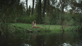 Ewa Matula e Anna Mielczarek nuas, cena de sexo de Onirica nua, cena de sexo de Field of Dogs (2013)