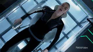 Stitchers'ın s02e04 erotik sahnesi, 05 (2016)'den Emma Ishta sahnesi