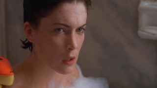 Lara Flynn Boyle ve Katherine Kousi çıplak, Threesome'dan (1994) seks sahnesi