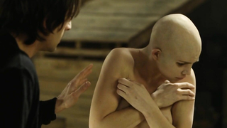 Delphine Chaneac çıplak, Splice (2009) filminden seks sahnesi