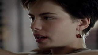 Scena erotica di Kate Beckinsale da Uncovered (1994)