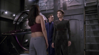 Jolene Blalock ve Linda Park çıplak, Star Trek Enterprise'dan seks sahnesi (2003-005)