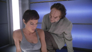 Jolene Blalock ve Linda Park çıplak, Star Trek Enterprise'dan seks sahnesi (2003-005)