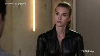 Scena erotica di Emma Ishta da Stitchers s02e01 (2016)