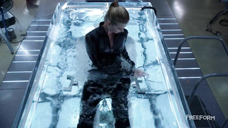 Escena erótica de Emma Ishta de Stitchers s02e01 (2016)