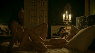 Anna Brewster, nua, cena de sexo de Versalhes s01e06 (2015)