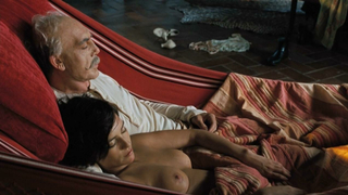 Marcela Mar nue, scène de L'amour au temps du choléra (2007)