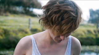 Louise Bourgoin çıplak, Je suis un soldat (2015) filminden sahne