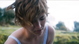 Louise Bourgoin nue, scène de Je suis un soldat (2015)