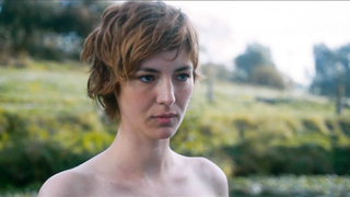 Louise Bourgoin çıplak, Je suis un soldat (2015) filminden sahne