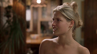 Ali Larter çıplak, Varsity Blues'tan (1999) sahne