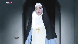 Pauline Etienne çıplak, La religieuse'den (2013) sahne