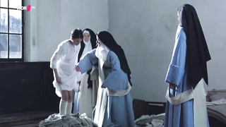 Pauline Etienne nua, cena de La religieuse (2013)