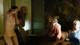 Kate Norby nue, Sheri Moon Zombie nue, scène de The Devil's Rejects (2005)