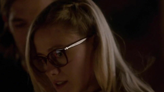 Olivia Taylor Dudley nue, scène de The Magicians s01e06 (2016)