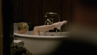 Aure Atika et Elizabeth Debicki nues, scène de sexe de The Night Manager s01e01 (2016)