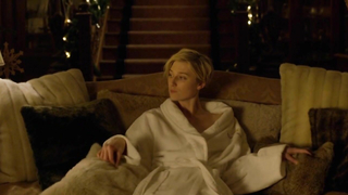 Aure Atika et Elizabeth Debicki nues, scène de sexe de The Night Manager s01e01 (2016)