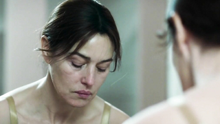 Monica Bellucci nackt, erotische Szene aus Ville-Marie (2015)