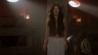 Catherine Zeta, scène érotique de Jones nue, scène érotique du Masque de Zorro (1998)