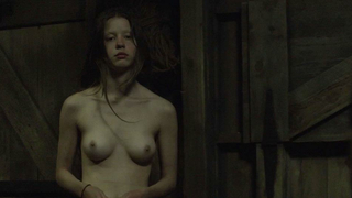 Mia Goth çıplak, The Survivalist'ten (2015) seks sahnesi