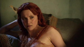 Lucy Lawless, Spartacus: Blood and Sand'den çıplak, erotik sahne s01e10 (2010)