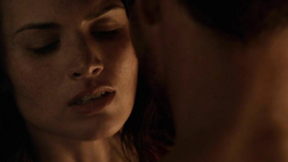 Katrina Law nua, cena de sexo de Spartacus Blood and Sand s01e13 (2010)