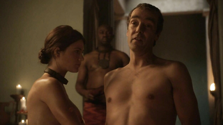 Lucy Lawless ve Lesley, Ann Brandt çıplak, Spartacus: Blood and Sand'den erotik sahne s01e06 (2010)