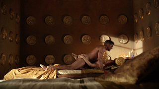 Lucy Lawless çıplak, Spartacus: Blood and Sand'den seks sahnesi s01e08 (2010)