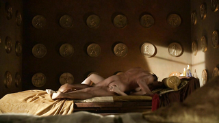 Lucy Lawless çıplak, Spartacus: Blood and Sand'den seks sahnesi s01e08 (2010)