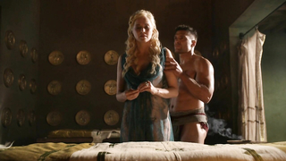 Lucy Lawless çıplak, Spartacus: Blood and Sand'den seks sahnesi s01e08 (2010)