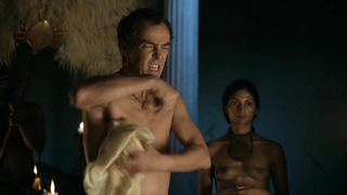 Lucy Lawless çıplak, Spartacus: Blood and Sand'den seks sahnesi s01e02 (2010)