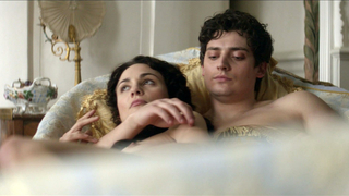 Tuppence Middleton nue, scène érotique de Guerre et Paix s01e03 (2016)