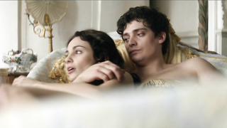 Tuppence Middleton nu, cena erótica de Guerra e Paz s01e03 (2016)