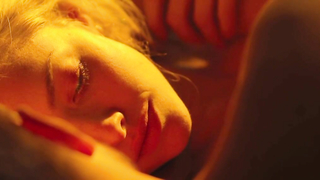 Amanda Seyfried nua, cena de sexo de Pais e Filhas (2015)