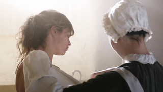 Lily James und Tuppence Middleton nackt, erotische Szene aus War and Peace s01e01 (2016)