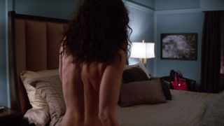 Lisa Edelstein, Girlfriends Guide to Divorce s02e06 (2015)'den çıplak, erotik sahne