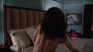 Lisa Edelstein, Girlfriends Guide to Divorce s02e06 (2015)'den çıplak, erotik sahne