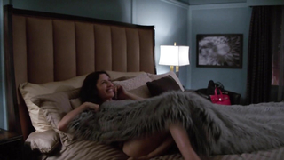 Lisa Edelstein, Girlfriends Guide to Divorce s02e06 (2015)'den çıplak, erotik sahne