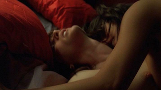 Sarah Shahi et Michele Hicks nues, scène de sexe de Guns for Hire (2015)