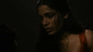 Isabel Lucas ve Freida Pinto çıplak, Immortals (2011) filminden seks sahnesi